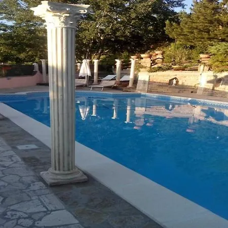 ヴィラ In With Pool And Nature, Cleaning Included タリアコッツォ